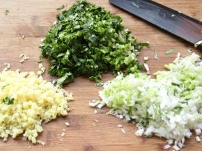 葱姜香菜全部切末。