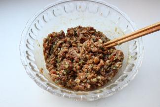 猪肉馅加入葱姜香菜末，加入所有调料，拌匀。