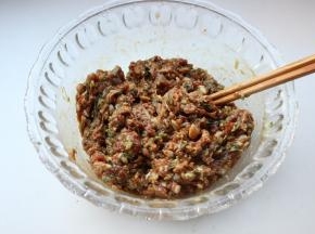 猪肉馅加入葱姜香菜末，加入所有调料，拌匀。