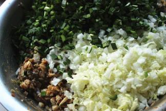 加入切碎的白菜和韭菜。