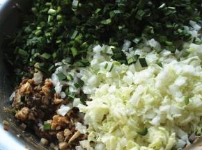 加入切碎的白菜和韭菜。