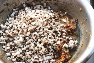 加入切碎的香菇拌匀。