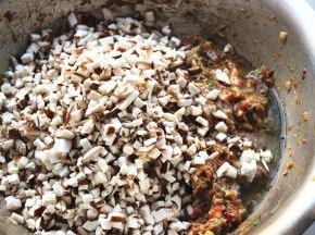 加入切碎的香菇拌匀。