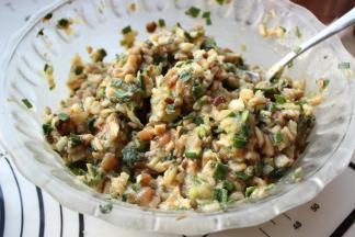 等到要包的时候拌匀，如果提前就拌匀，白菜和韭菜都容易出水。