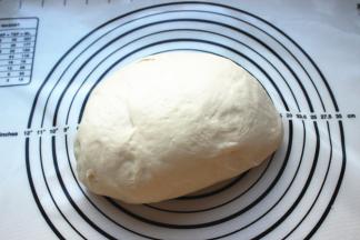 面粉加水和酵母活成光滑的面团，发酵出现蜂窝后，再揉成光滑的面团。