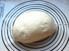 面粉加水和酵母活成光滑的面团，发酵出现蜂窝后，再揉成光滑的面团。