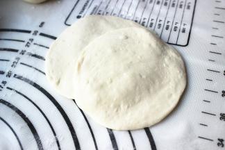 每个剂子都擀成大小一致，边缘薄中间略厚的皮。