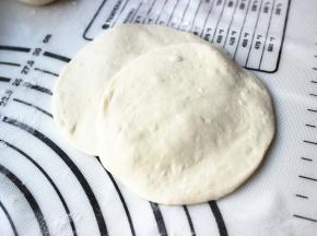 每个剂子都擀成大小一致，边缘薄中间略厚的皮。