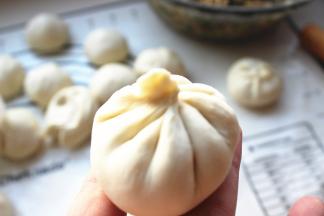 像包包子一样包起来，收口捏紧，不然待会变成饼的时候会漏汤汁。