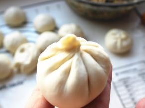 像包包子一样包起来，收口捏紧，不然待会变成饼的时候会漏汤汁。