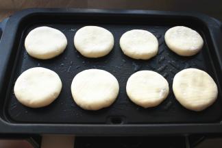 电烤盘预热5分钟以上，刷一层薄油，放上按扁的馅饼。