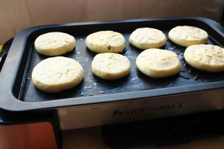 烙一会底部成型后，翻面再烙，然后再按一下，两面都变平