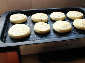 烙一会底部成型后，翻面再烙，然后再按一下，两面都变平