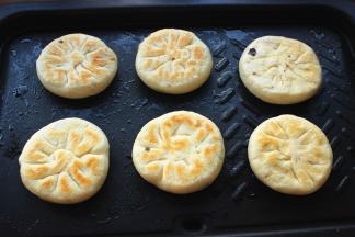 继续翻面，大约两遍都各烙3分钟以上，因为这个不能焖，所以要烙时间长一些，避免不熟，最后两面金黄就可以了，中间可以酌情再刷一些油。