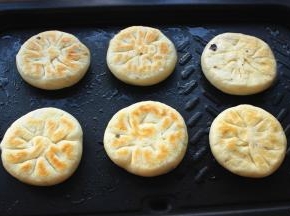 继续翻面，大约两遍都各烙3分钟以上，因为这个不能焖，所以要烙时间长一些，避免不熟，最后两面金黄就可以了，中间可以酌情再刷一些油。