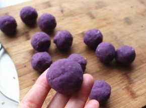 紫薯蒸熟，去皮压成紫薯泥，加入适量牛奶和白糖调味，分成15克一个大小的剂子。