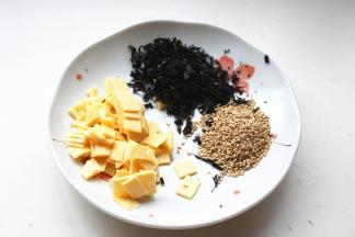 蒸紫薯的时候准备配料，高钙芝士片切成小块，炒熟的白芝麻，烤香的海苔都准备好。