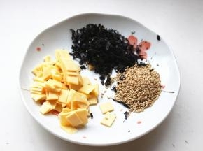 蒸紫薯的时候准备配料，高钙芝士片切成小块，炒熟的白芝麻，烤香的海苔都准备好。