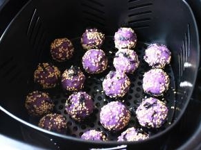 放入炸锅炸篮。