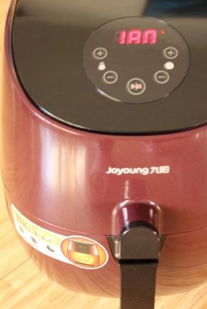 空气炸锅设置180度，烤10分钟即可。