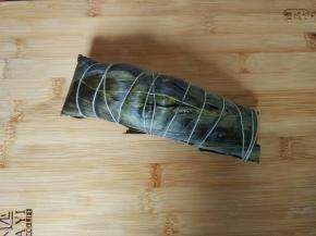 准备一条粽子，我们这里普遍是包这种长条的，糯米还用草木灰做成的碱水泡过