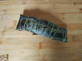 准备一条粽子，我们这里普遍是包这种长条的，糯米还用草木灰做成的碱水泡过