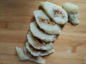 解开绳子，剥开叶子切斜刀片，斜刀接触锅面积比较大，所以会比较焦脆