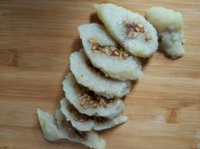 解开绳子，剥开叶子切斜刀片，斜刀接触锅面积比较大，所以会比较焦脆