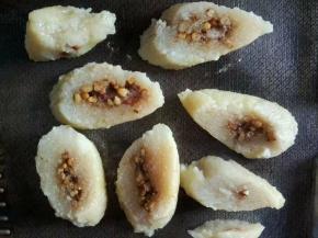 热锅下油，充分烧热，粽子一片片夹到锅里煎