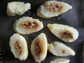 热锅下油，充分烧热，粽子一片片夹到锅里煎