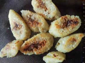 一面煎黄以后换一面接着煎，直到两面煎金黄焦脆