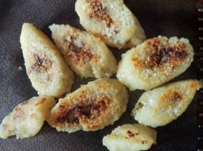 一面煎黄以后换一面接着煎，直到两面煎金黄焦脆