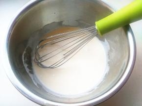 酸奶和淡奶油，加10克砂糖，混合在一起