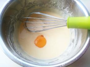 混合后再加入另一颗蛋黄，同样混入三颗蛋黄