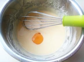 混合后再加入另一颗蛋黄，同样混入三颗蛋黄