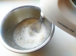 蛋白加入一点盐，几滴柠檬汁，打发到粗泡状态后，一次性加入剩下所有的砂糖