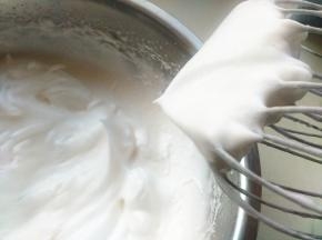 打发到中性偏干状态，蛋白霜就打好了