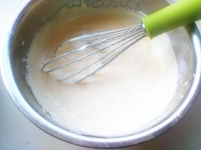 挖三分之一的蛋白霜到蛋黄糊里，拌匀