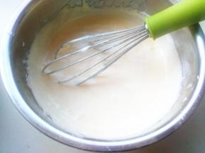 挖三分之一的蛋白霜到蛋黄糊里，拌匀