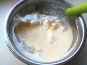 挖三分之一的蛋白霜到蛋黄糊里，拌匀