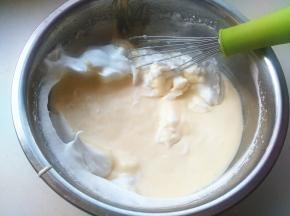 挖三分之一的蛋白霜到蛋黄糊里，拌匀