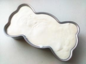 拌好的面糊倒入到模具里，震一下震出气泡