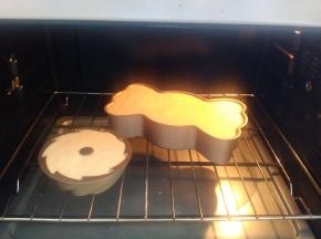 烤箱里预热130度，烤45分钟