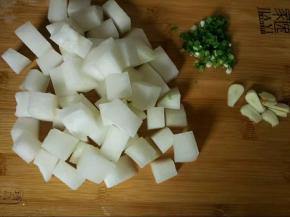 冬瓜去皮切方块，蒜头切片，葱切花