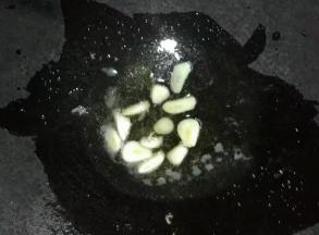 热锅下油，放入蒜片爆香