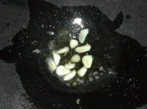 热锅下油，放入蒜片爆香