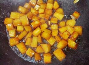 加入盐，糖，蚝油，酱油，老抽调味翻炒均匀上色