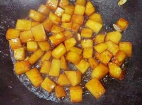 加入盐，糖，蚝油，酱油，老抽调味翻炒均匀上色