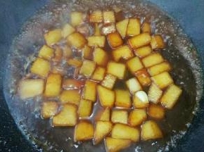 倒入没过冬瓜的清水炖煮