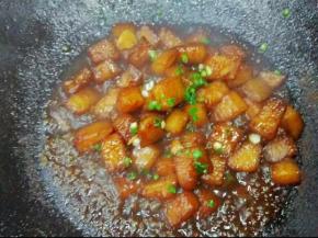 煮到汤汁差不多收干，冬瓜软烂，就可以下葱花翻炒均匀起锅